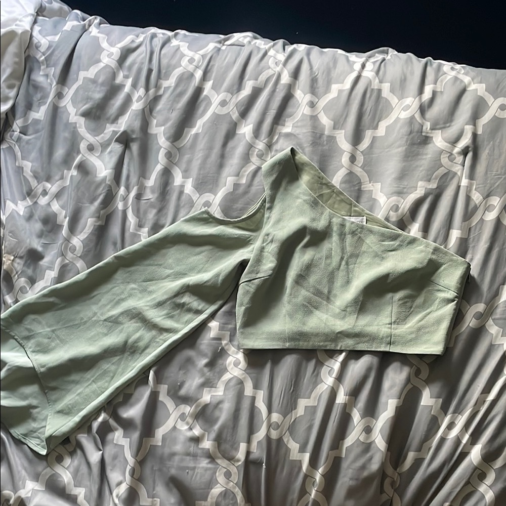 L'ATISTE Light Green One-Shoulder Long Sleeve Top